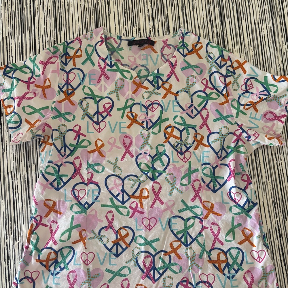 Women’s Short Sleeve Scrub Top with Multicolor Ribbon & Heart Print
